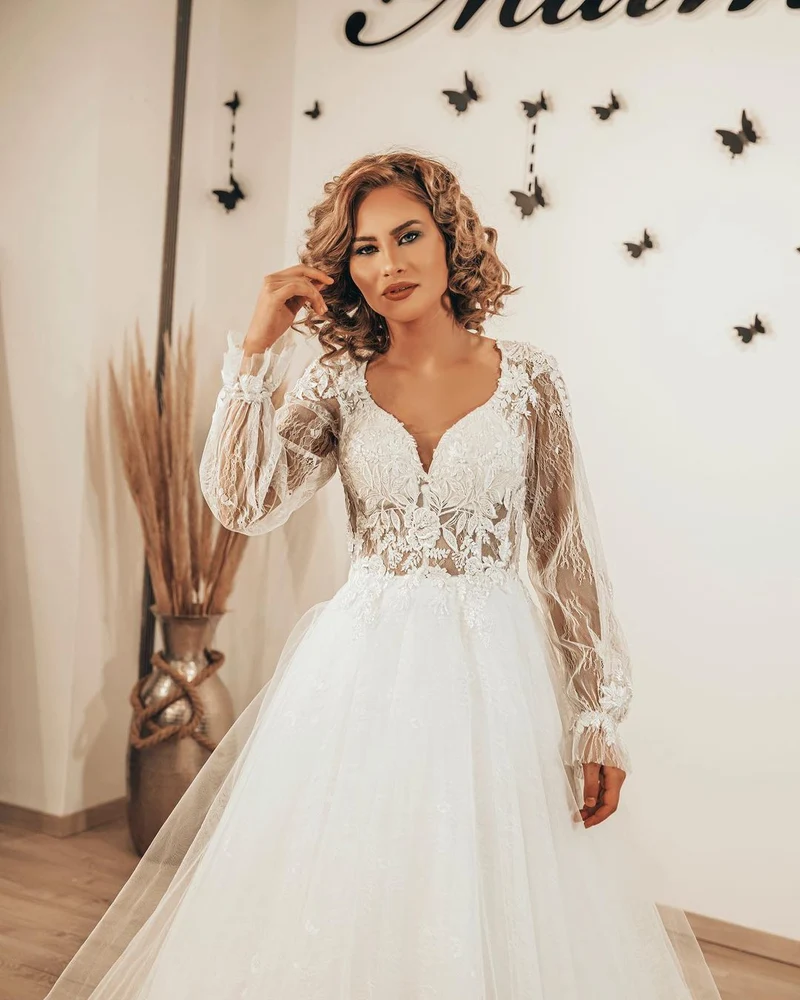 Robe de mariée trapèze à manches longues et décolleté en cœur, avec appliques en dentelle et tulle