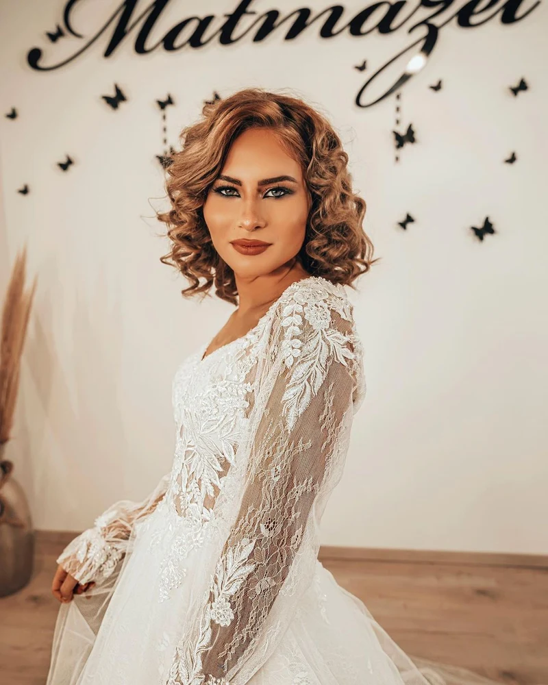 Robe de mariée trapèze à manches longues et décolleté en cœur, avec appliques en dentelle et tulle