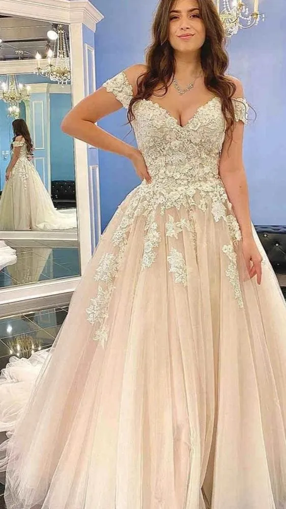 Robe de mariée élégante à épaules dénudées et détails en tulle et dentelle