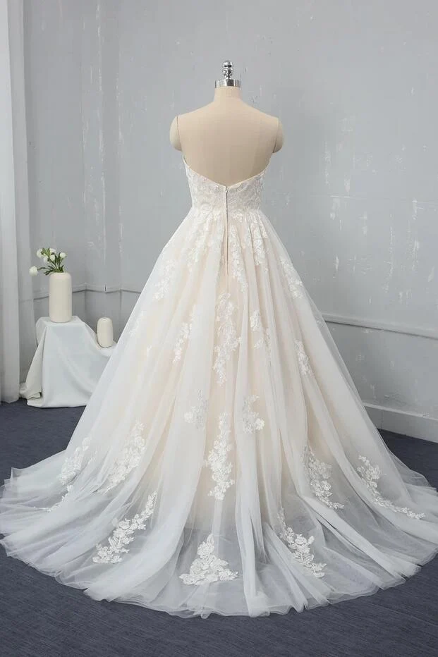 Robe de mariée trapèze dos nu avec appliques en dentelle et tulle, longueur au sol