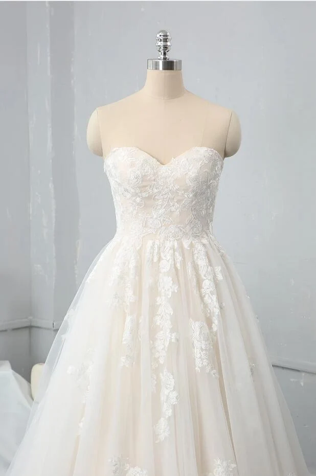 Robe de mariée trapèze dos nu avec appliques en dentelle et tulle, longueur au sol