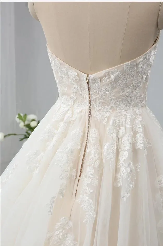 Robe de mariée trapèze dos nu avec appliques en dentelle et tulle, longueur au sol