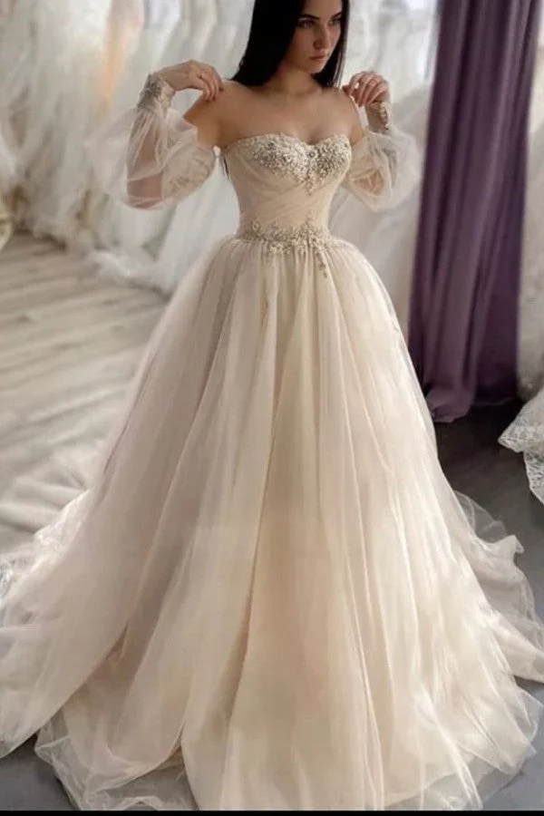 Robe de mariée trapèze dos nu à manches longues et décolleté en cœur avec appliques en dentelle