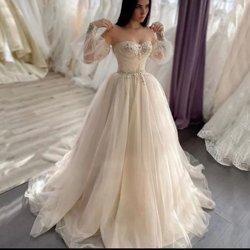 Robe de mariée trapèze dos nu à manches longues et décolleté en cœur avec appliques en dentelle