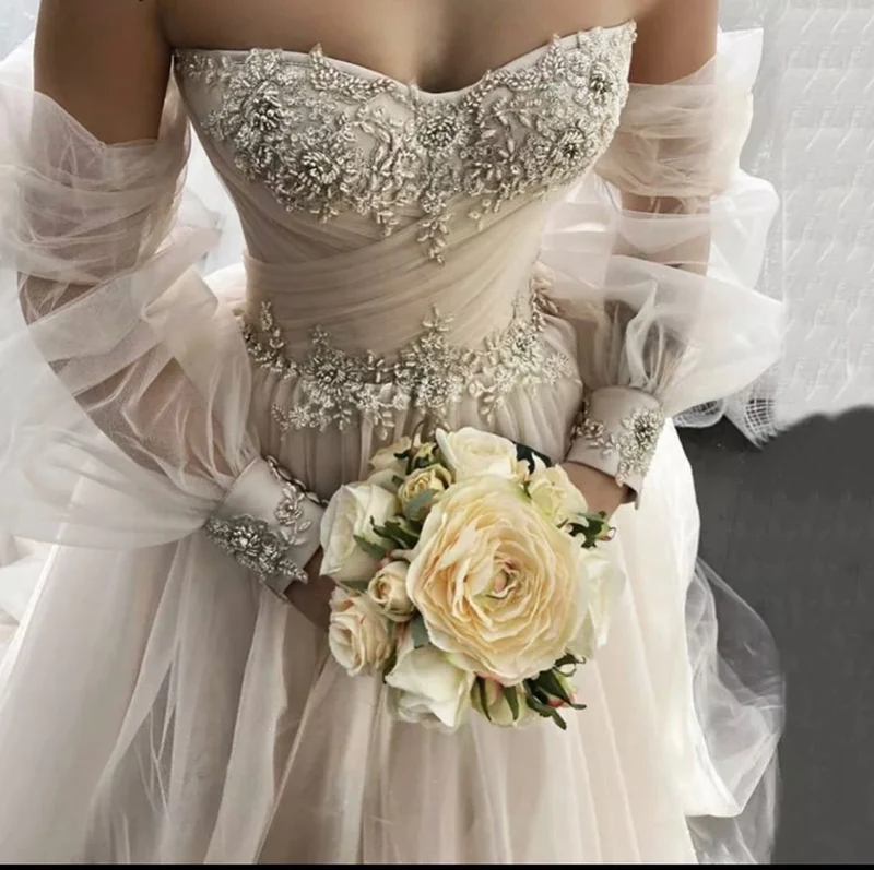 Robe de mariée trapèze dos nu à manches longues et décolleté en cœur avec appliques en dentelle