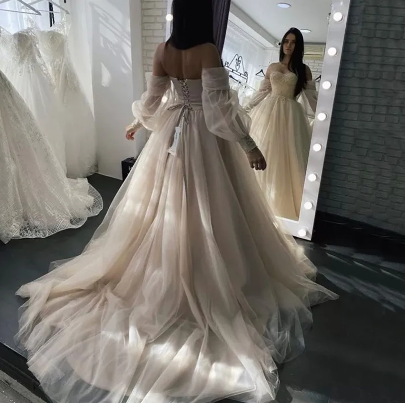 Robe de mariée trapèze dos nu à manches longues et décolleté en cœur avec appliques en dentelle