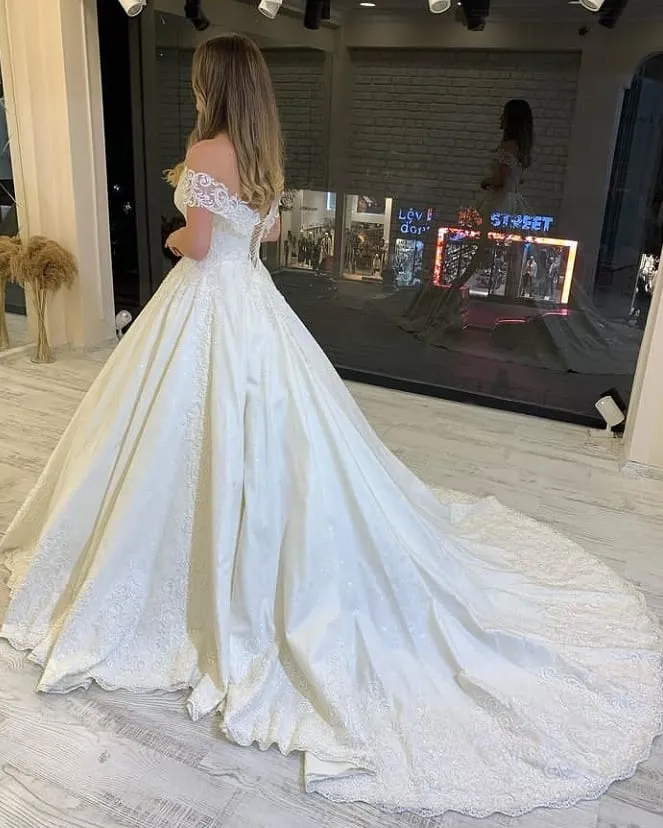 Robe de mariée élégante coupe trapèze à épaules dénudées avec appliques en dentelle et traîne