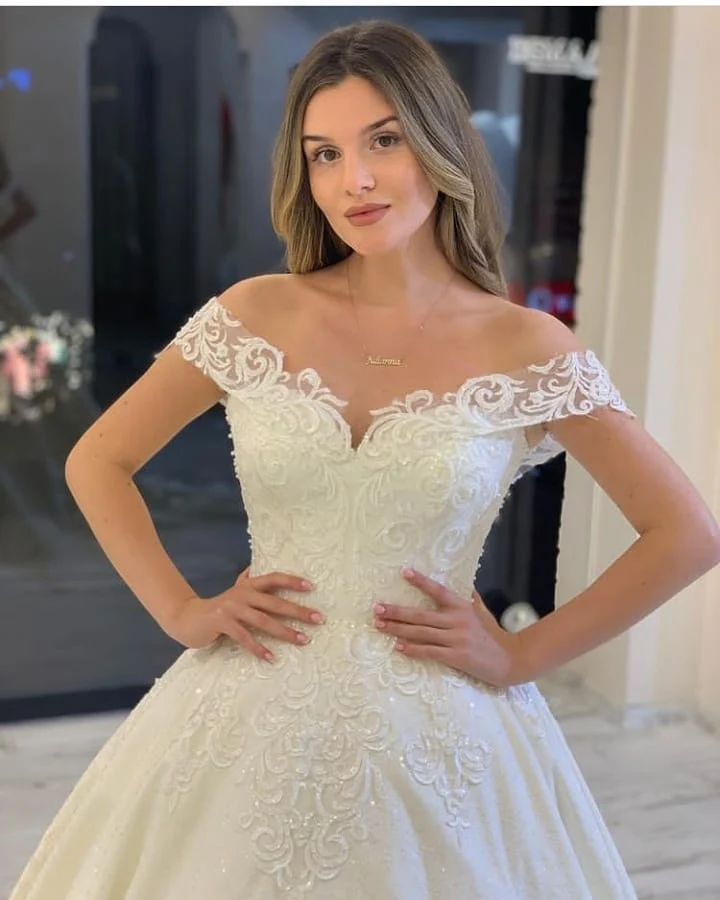 Robe de mariée élégante coupe trapèze à épaules dénudées avec appliques en dentelle et traîne