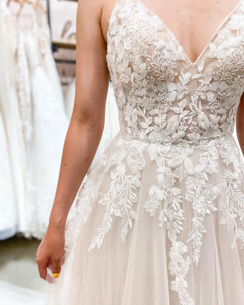 Robe de mariée élégante en dentelle et tulle, coupe trapèze, décolleté en V et dos nu