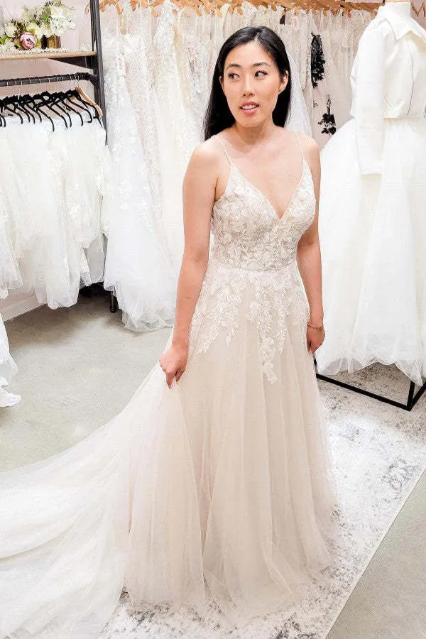 Robe de mariée élégante en dentelle et tulle, coupe trapèze, décolleté en V et dos nu