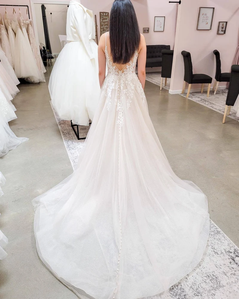 Robe de mariée élégante en dentelle et tulle, coupe trapèze, décolleté en V et dos nu