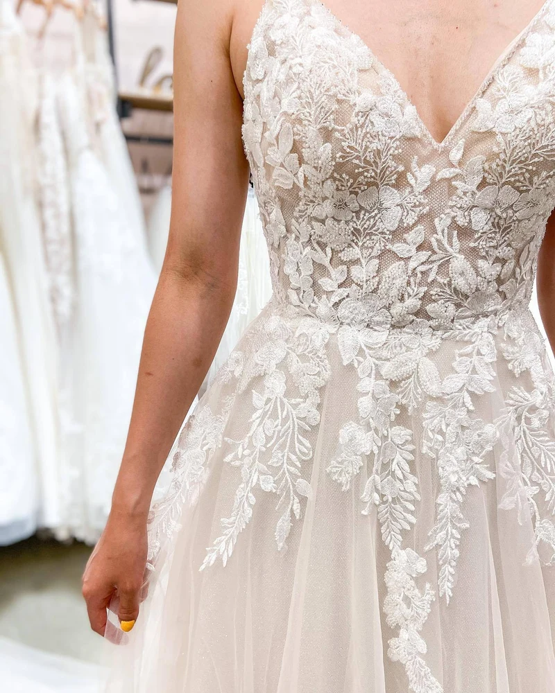 Robe de mariée élégante en dentelle et tulle, coupe trapèze, décolleté en V et dos nu