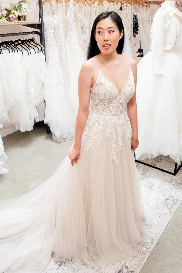 Robe de mariée élégante en dentelle et tulle, coupe trapèze, décolleté en V et dos nu