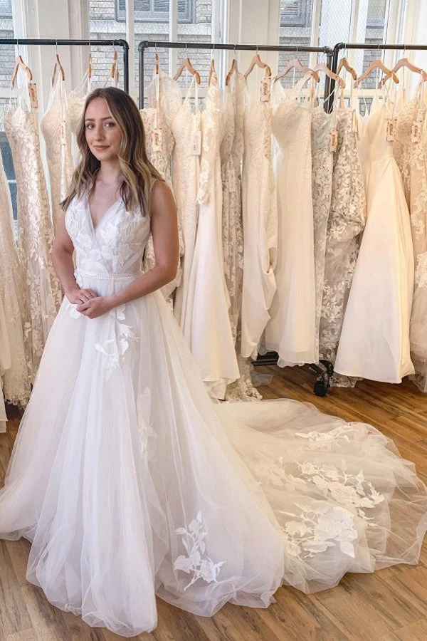 Robe de mariée élégante à col en V et ligne A, en tulle et dentelle appliquée, sans manches