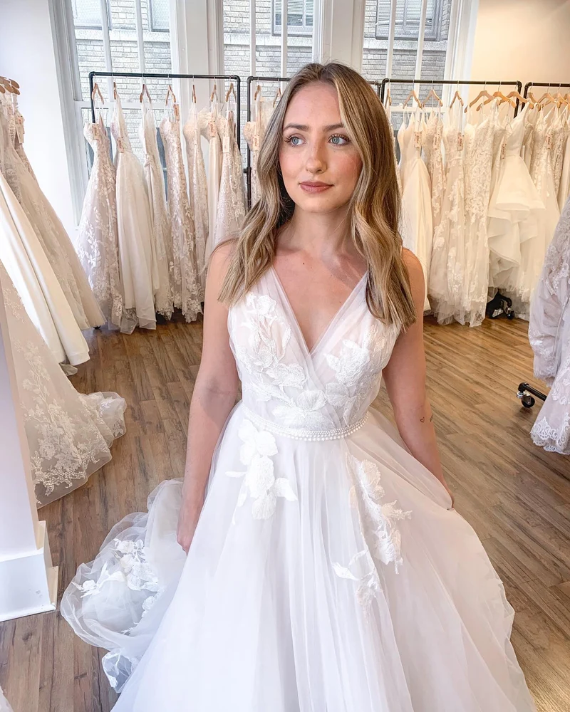 Robe de mariée élégante à col en V et ligne A, en tulle et dentelle appliquée, sans manches