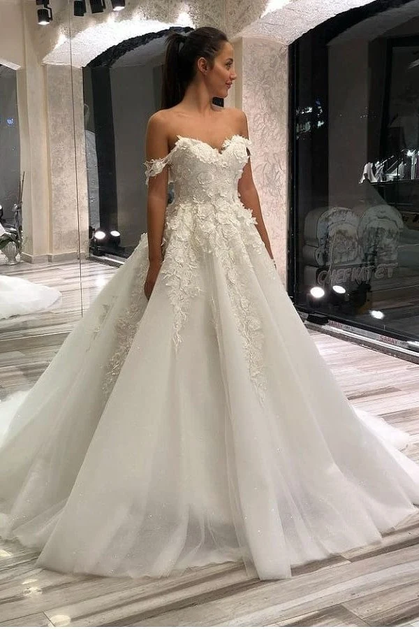 Robe de mariée trapèze à épaules dénudées et décolleté en cœur avec appliques en dentelle et tulle