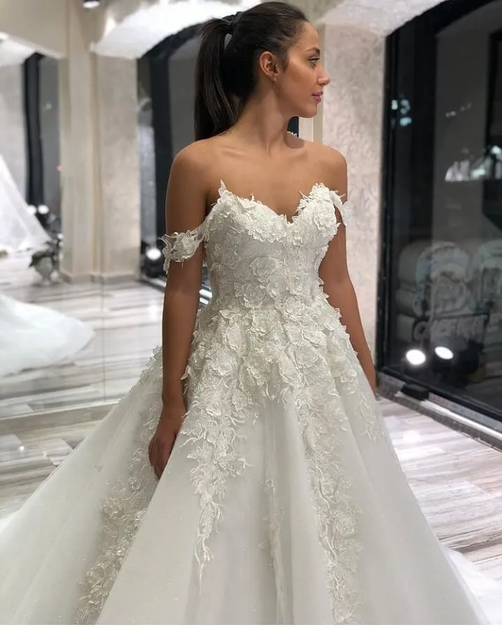 Robe de mariée trapèze à épaules dénudées et décolleté en cœur avec appliques en dentelle et tulle