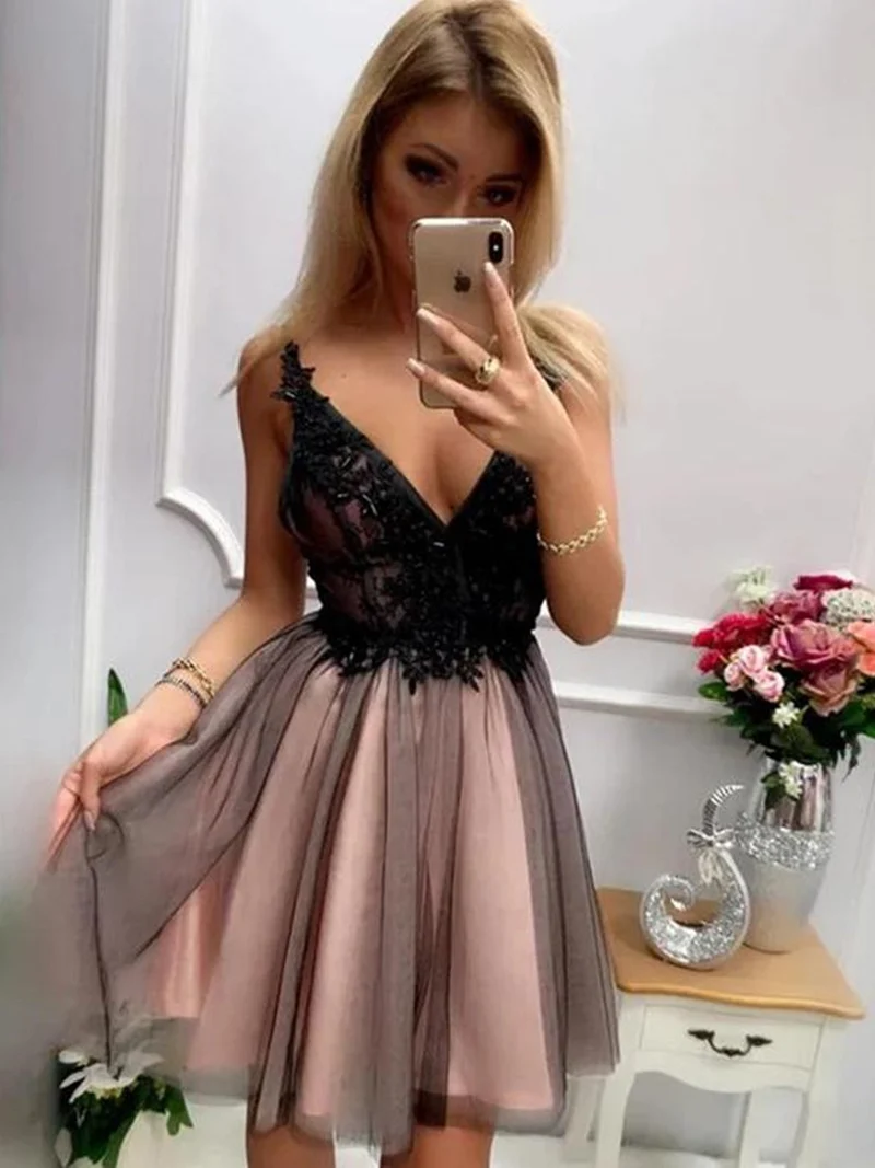 Robe de bal courte en dentelle noire à col en V : l'élégance pour les femmes lors d'un retour à la maison ou d'une remise de diplôme