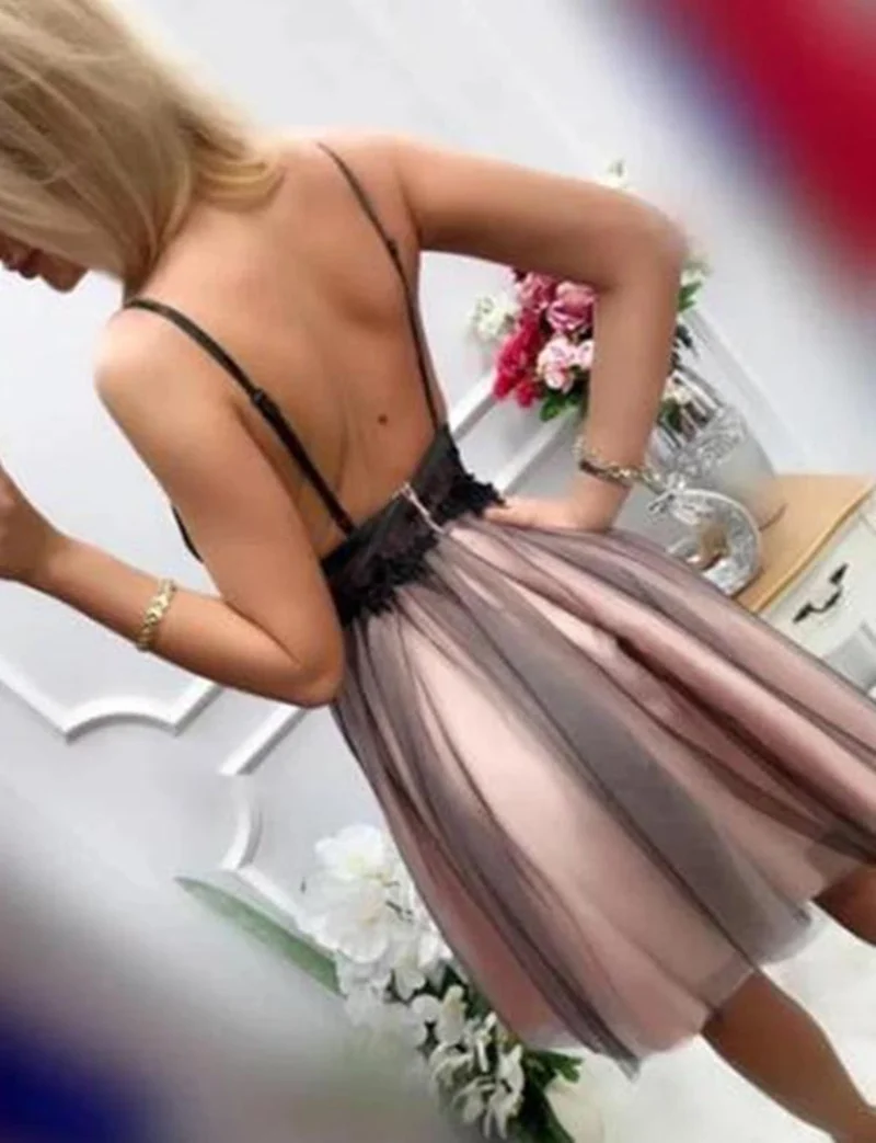 Robe de bal courte en dentelle noire à col en V : l'élégance pour les femmes lors d'un retour à la maison ou d'une remise de diplôme