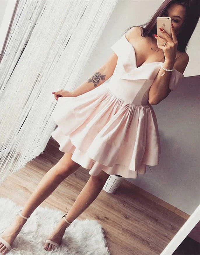 Jolie robe de soirée courte rose à épaules dénudées et superpositions