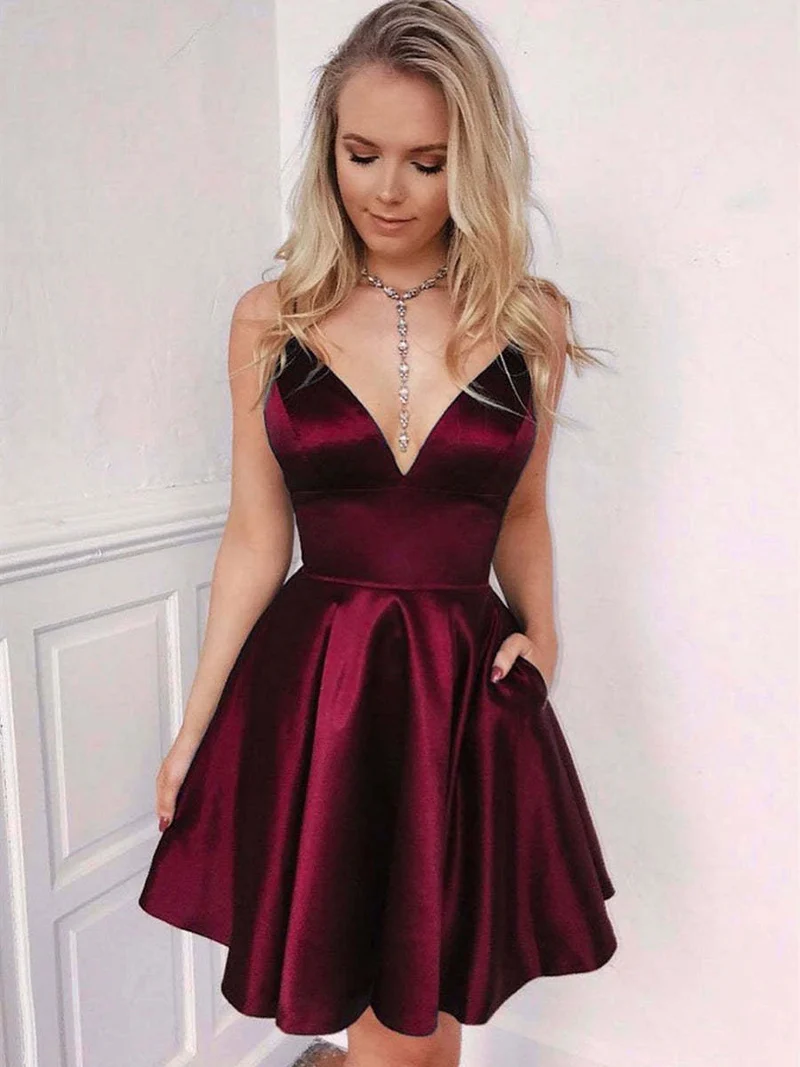 Robe de soirée courte en satin bordeaux à col en V et coupe trapèze