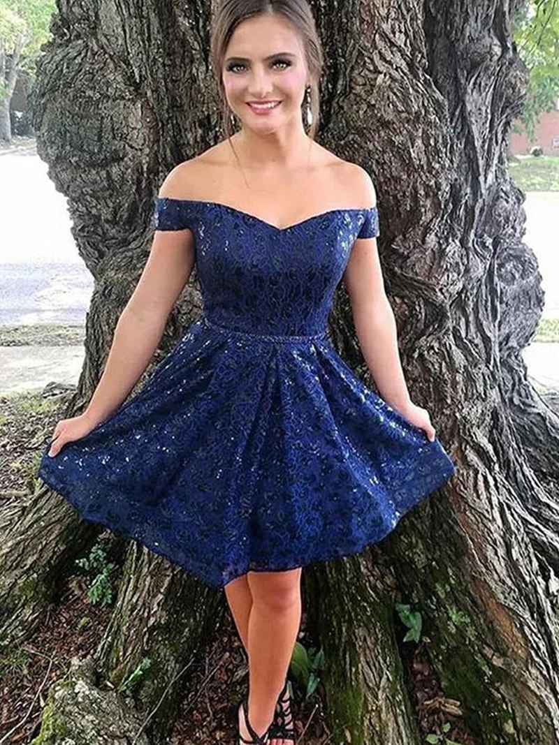Robe de bal courte en dentelle bleu marine à épaules dénudées