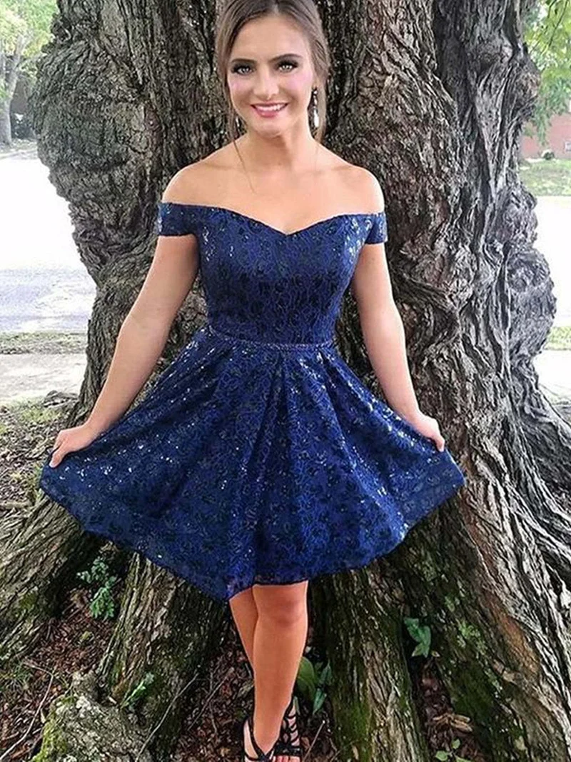 Robe de bal courte en dentelle bleu marine à épaules dénudées