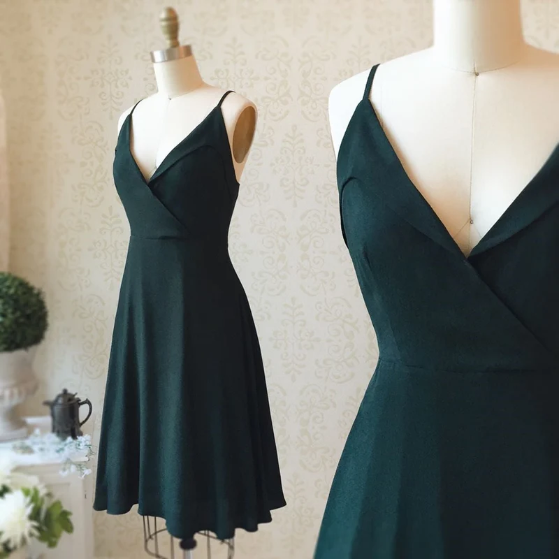 Robe de bal courte vert foncé à col en V et coupe trapèze