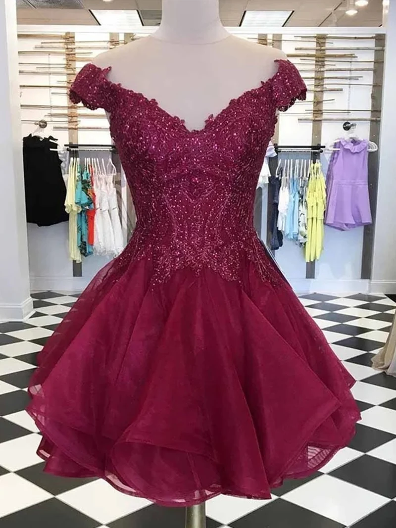 Robe de soirée courte en dentelle bordeaux avec manches courtes