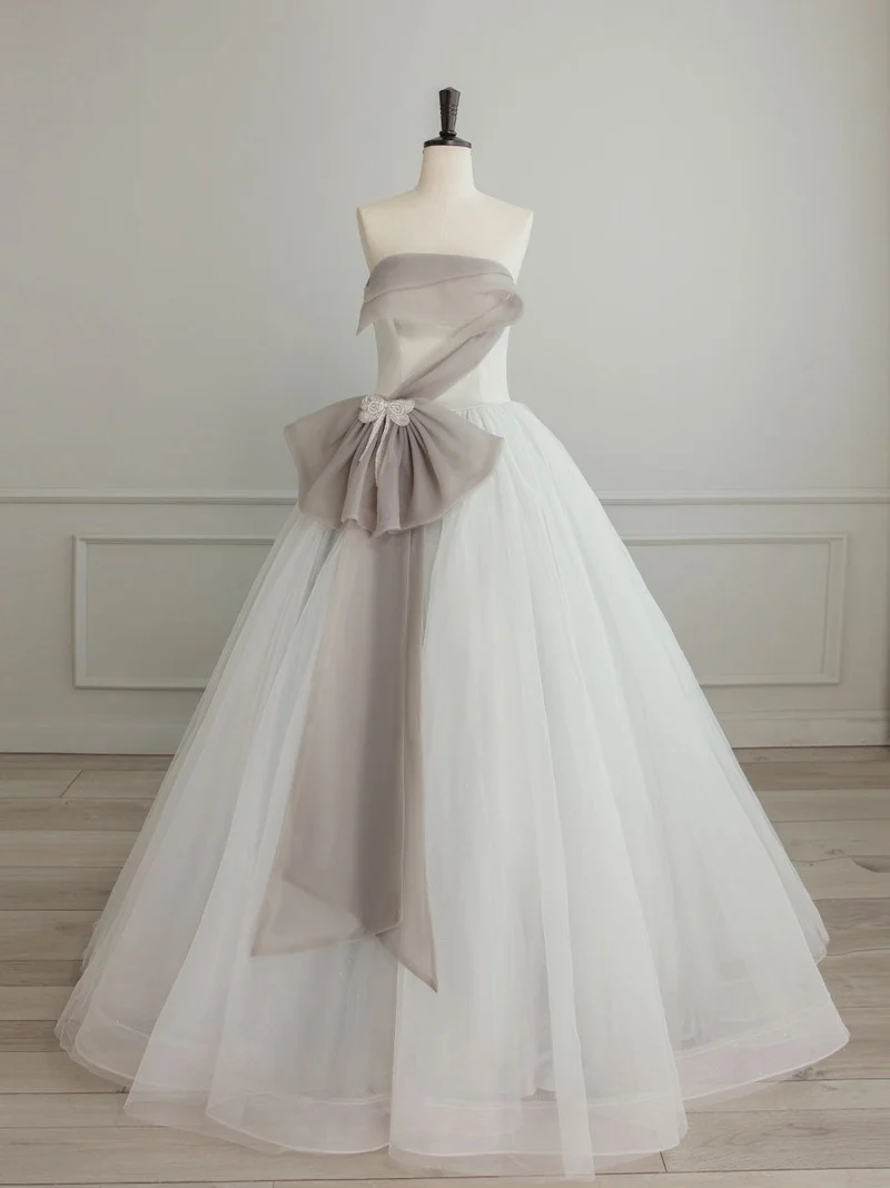 Robe de mariée asymétrique sans bretelles contrastée blanc/gris