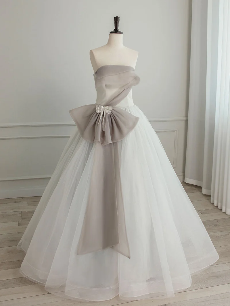 Robe de mariée asymétrique sans bretelles contrastée blanc/gris