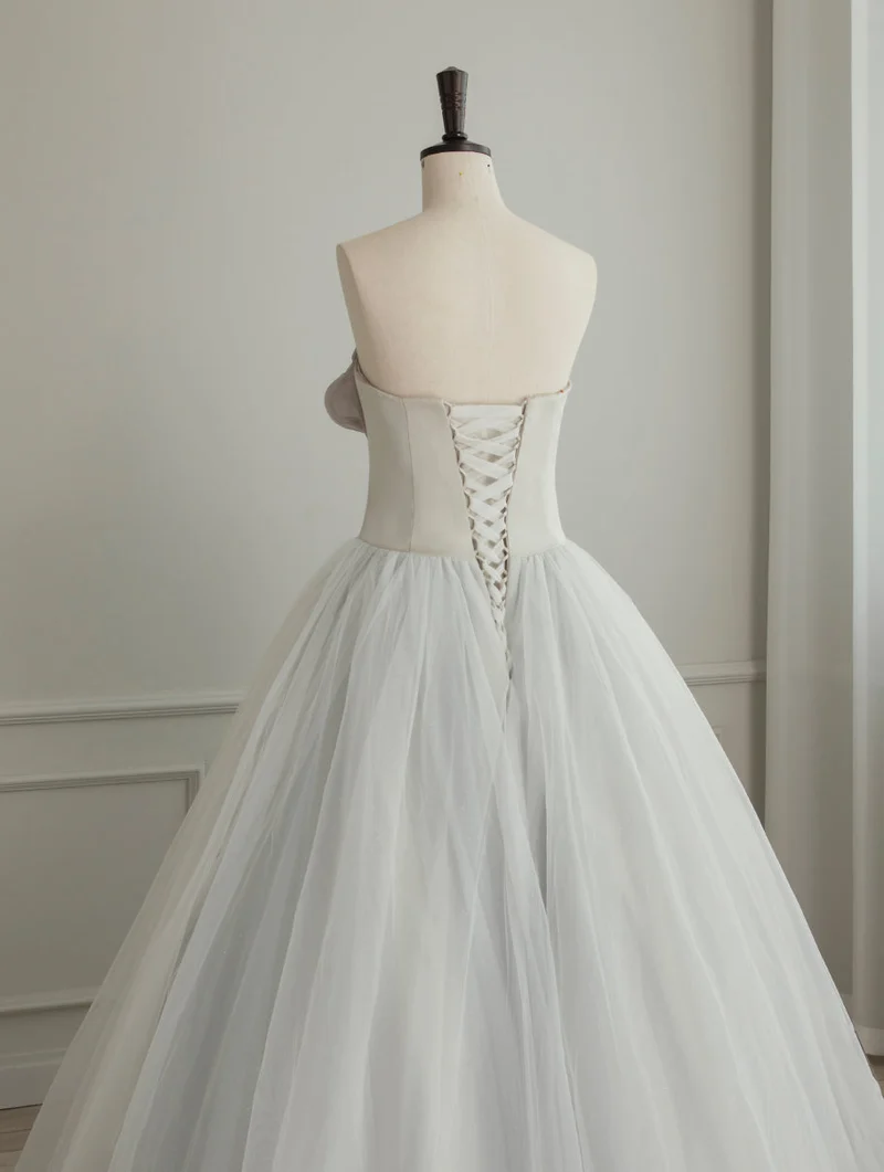 Robe de mariée asymétrique sans bretelles contrastée blanc/gris