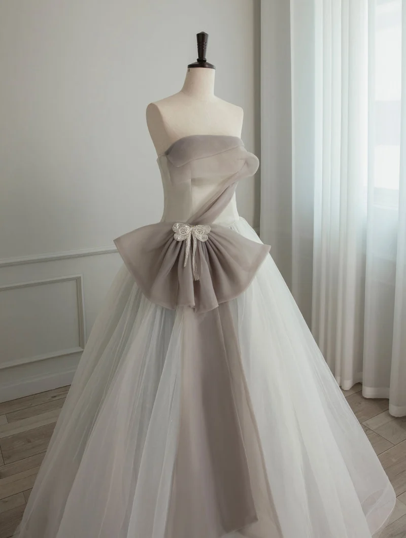 Robe de mariée asymétrique sans bretelles contrastée blanc/gris