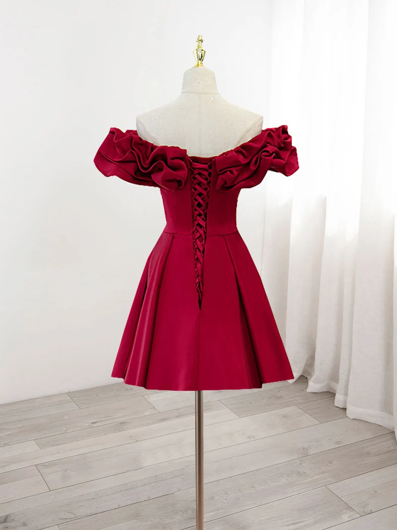 Jolie robe de soirée courte bordeaux à épaules dénudées
