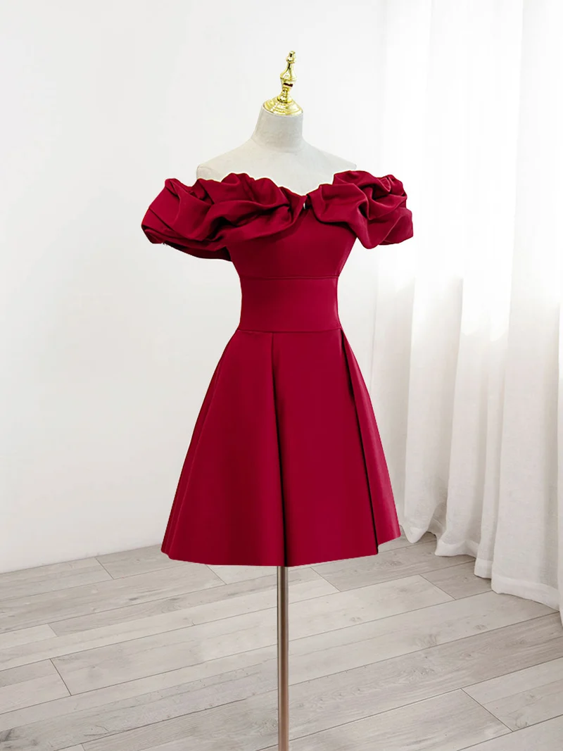 Jolie robe de soirée courte bordeaux à épaules dénudées