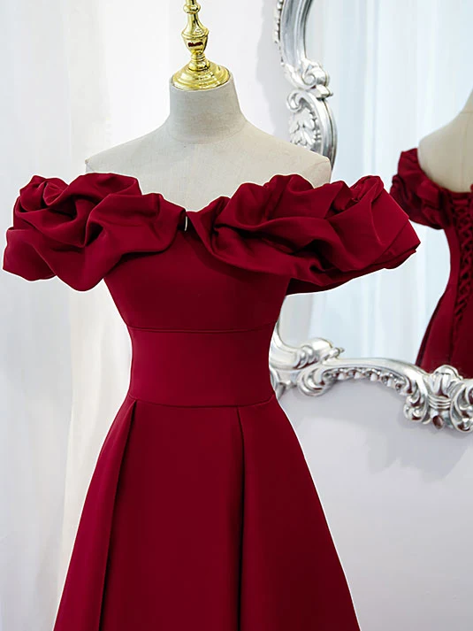 Jolie robe de soirée courte bordeaux à épaules dénudées