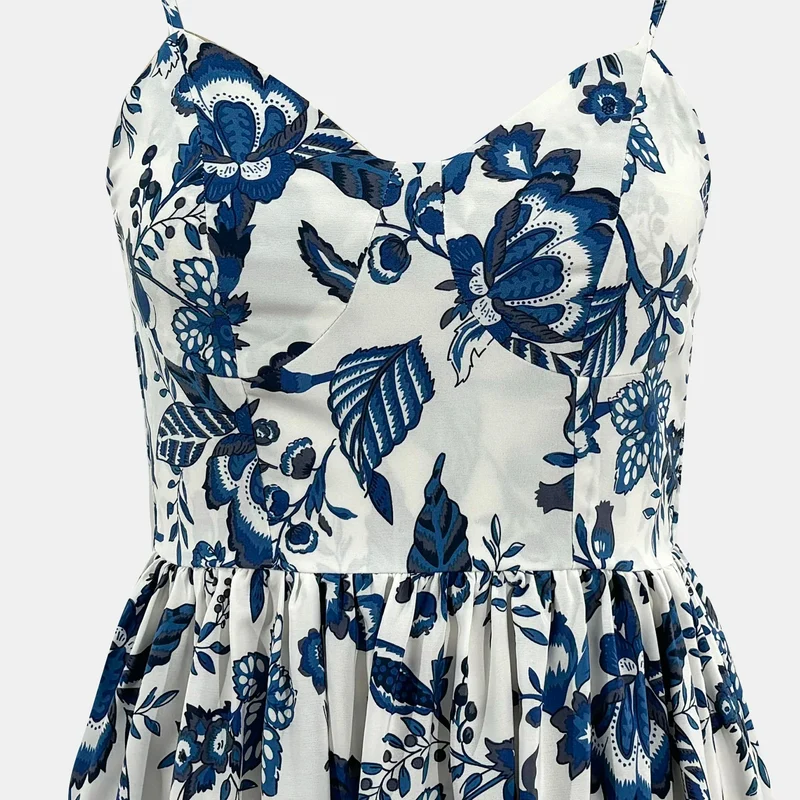 Femme robe chic blanche et bleue