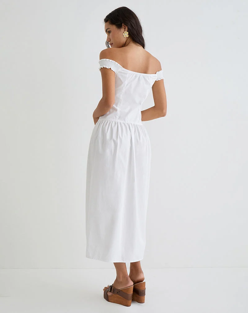 Tamashi Off the Shoulder Maxi Dress in White (Robe longue à épaules dénudées en blanc)