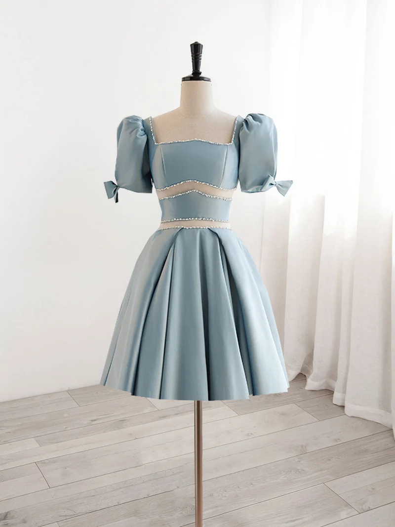 Jolie robe de soirée courte en satin bleu clair à col carré