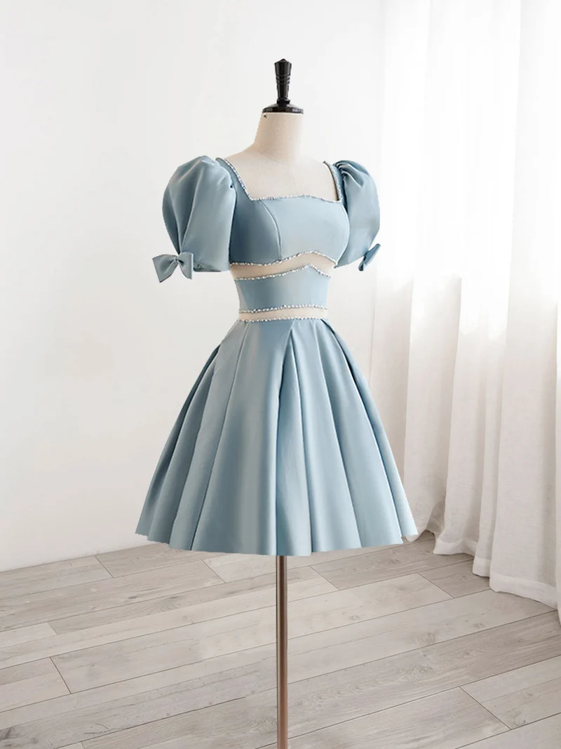 Jolie robe de soirée courte en satin bleu clair à col carré