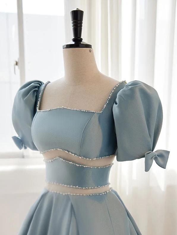 Jolie robe de soirée courte en satin bleu clair à col carré