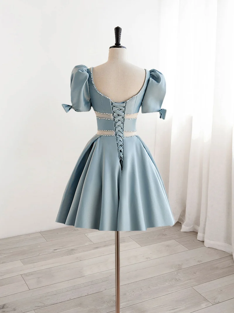 Jolie robe de soirée courte en satin bleu clair à col carré