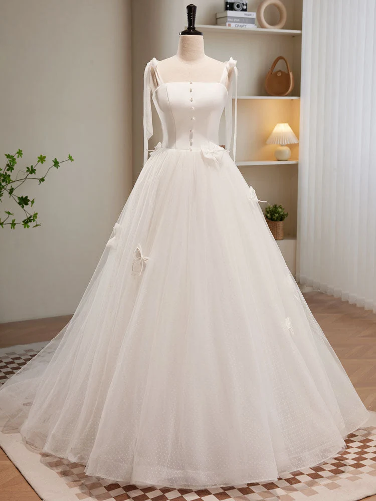 Robe de mariée longue avec traîne douce, garnie de boutons au centre