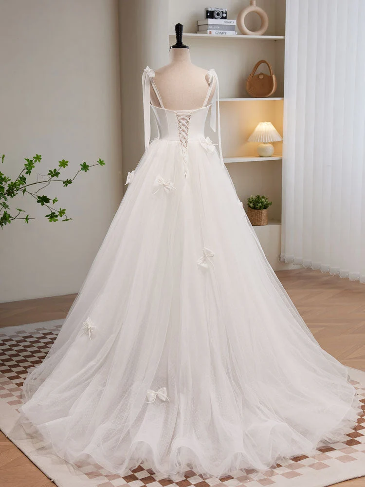 Robe de mariée longue avec traîne douce, garnie de boutons au centre