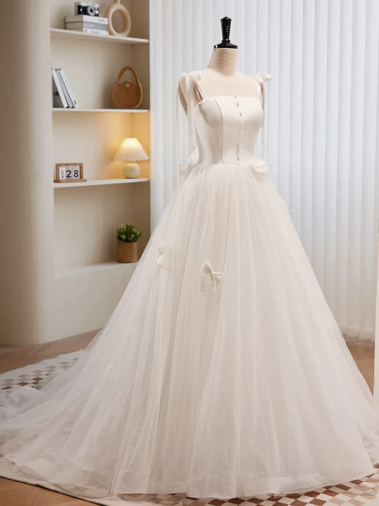 Robe de mariée longue avec traîne douce, garnie de boutons au centre