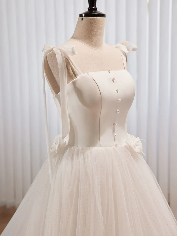 Robe de mariée longue avec traîne douce, garnie de boutons au centre