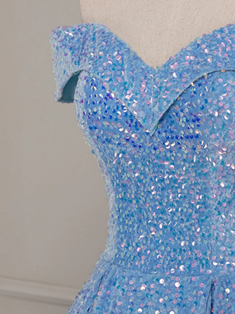 Robe de bal bleu clair scintillante à épaules dénudées et paillettes