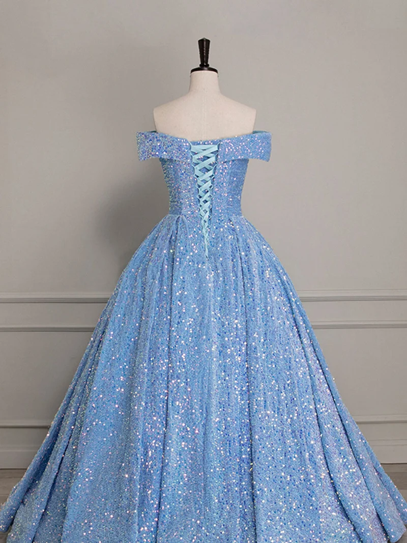 Robe de bal bleu clair scintillante à épaules dénudées et paillettes