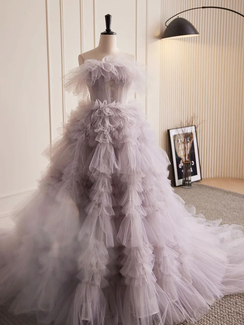 Robe de bal bouffante sans bretelles, violet poussiéreux, à plusieurs niveaux