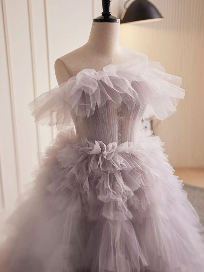 Robe de bal bouffante sans bretelles, violet poussiéreux, à plusieurs niveaux